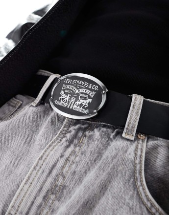 Levi's Billy leather belt with logo plaque in black