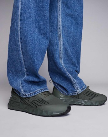 EA7 logo trainer with design sole in green