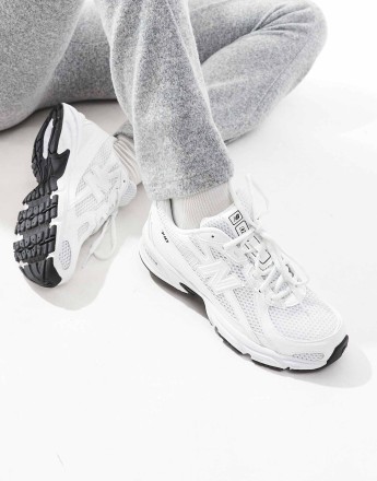 New Balance 740 trainers in white