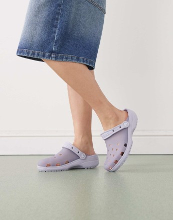 Crocs Classic frosted clog in purple