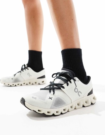 ON Cloud X 3 training trainers in white and black