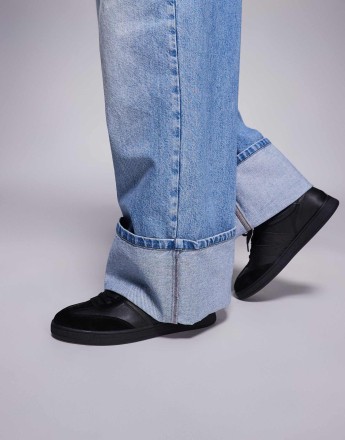 Steve Madden Caelum Trainer in black with gum sole