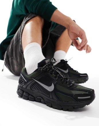 Nike Zoom Vomero 5 trainers in triple black