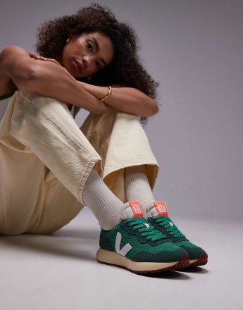 VEJA Paulistana trainer in emeraude white