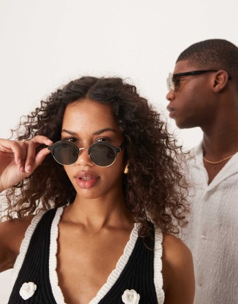 Jeepers Peepers round bevelled sunglasses in black and gold