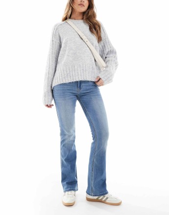 Hollister mid rise bootcut jean in medium clean wash